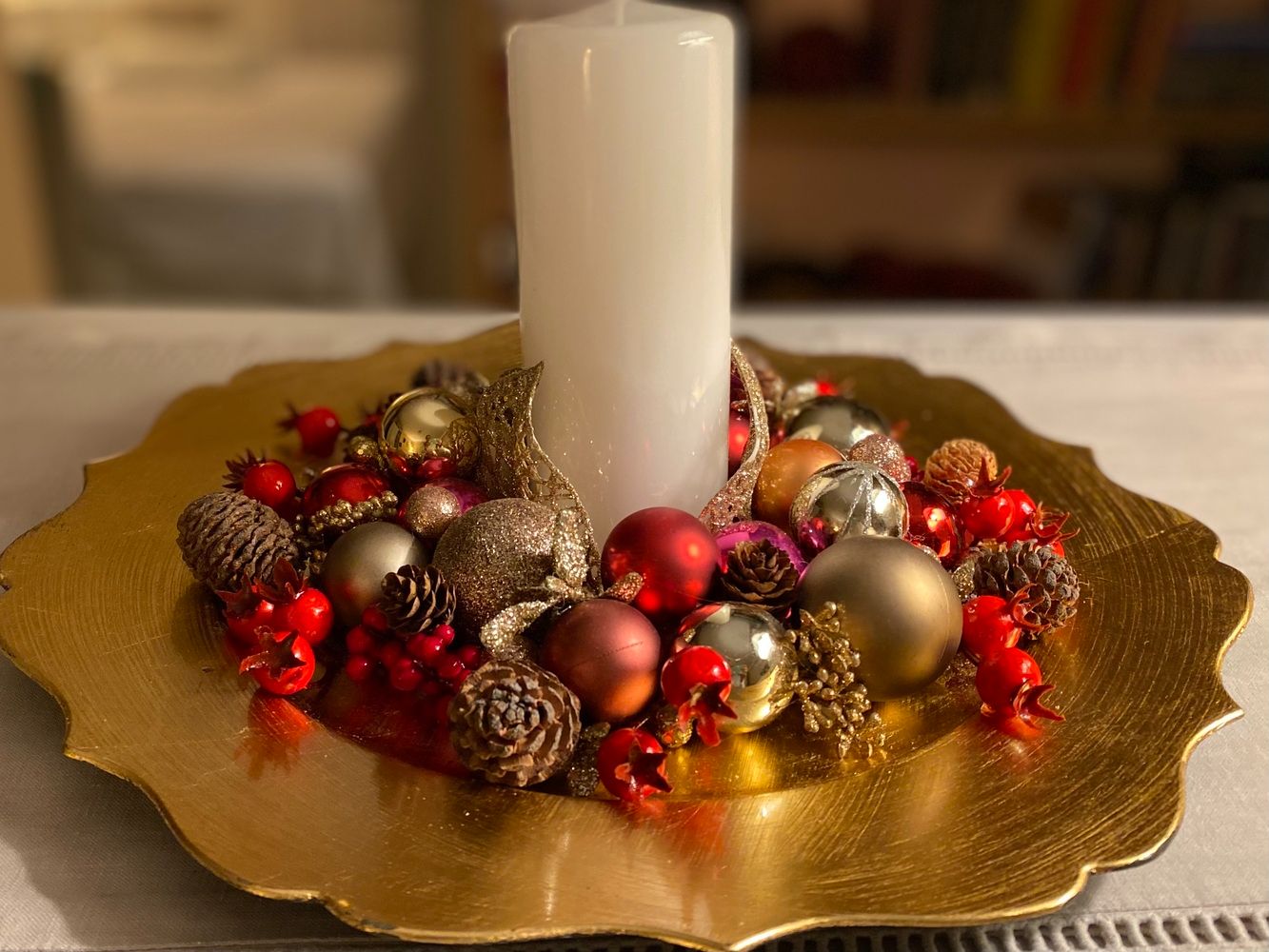 Złoty talerz świąteczny z dekoracjami
